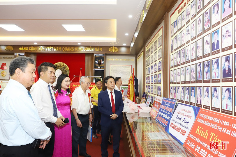 Các đại biểu tham quan phòng truyền thống nhà trường sau chương trình kỷ niệm. bqbht_br_98.jpg