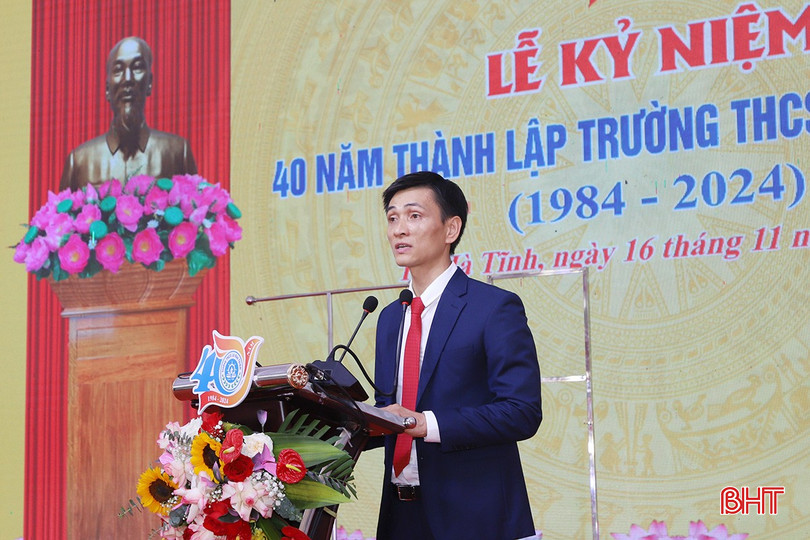 Thầy giáo Trần Thanh Kiên – Hiệu trưởng Trường THCS Lê Văn Thiêm trình bày diễn văn tại buổi lễ. bqbht_br_21.jpg