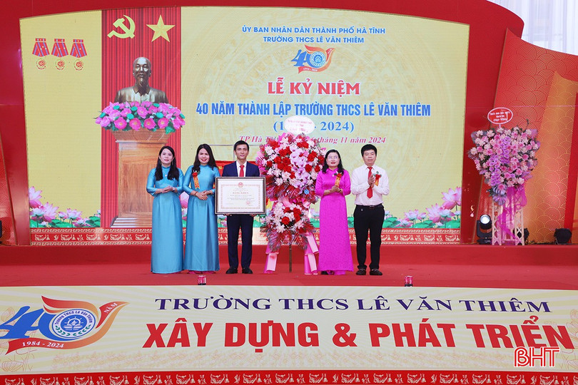 Lãnh đạo Sở GD&ĐT trao bằng khen của Bộ GD&ĐT cho nhà trường. bqbht_br_24.jpg