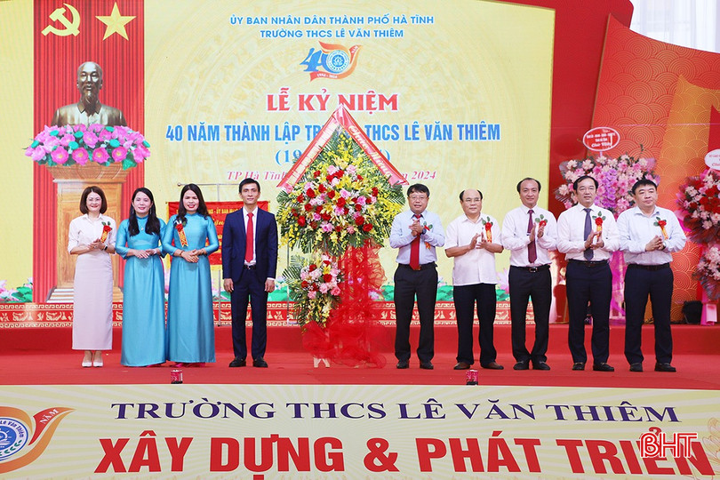 Lãnh đạo thành phố Hà Tĩnh tặng hoa chúc mừng nhà trường. bqbht_br_23.jpg