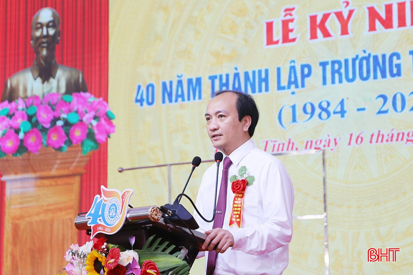Phó Chủ tịch UBND thành phố Nguyễn Duy Đức phát biểu chúc mừng nhà trường. bqbht_br_27.jpg