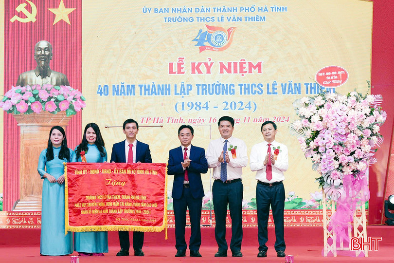 Phó Bí thư Thường trực Tỉnh ủy Trần Thế Dũng và các đồng chí lãnh đạo tỉnh trao tặng bức trướng của Tỉnh ủy, HĐND, UBND, Ủy ban MTTQ tỉnh cho Trường THCS Lê Văn Thiêm. bqbht_br_28-4786.jpg