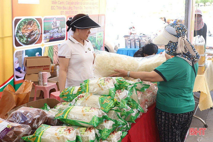 Cơ sở miến gạo Hương Tâm tiêu thụ được khoảng 1 tấn miến, bún các loại tại lễ hội cam. bqbht_br_21.jpg