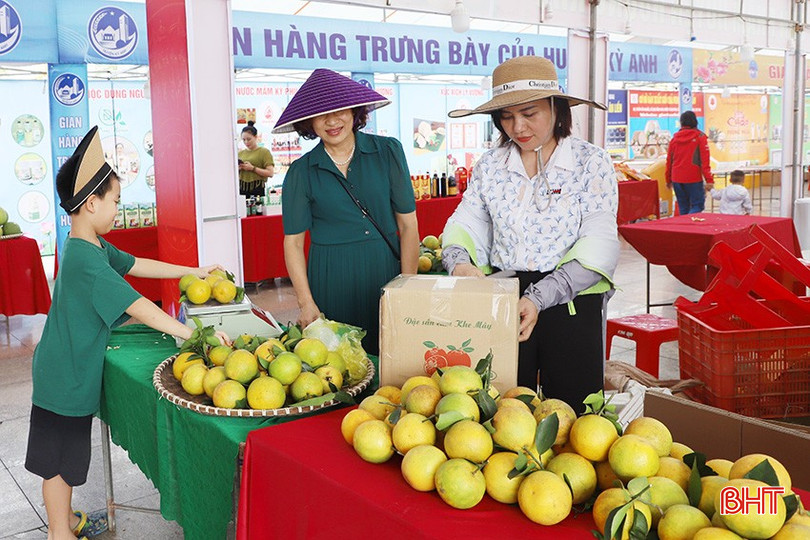 Năm đầu tham gia lễ hội cam nhưng gian hàng của HTX Nông nghiệp và Dịch vụ Hoa Lê được nhiều khách hàng tin tưởng chọn mua. bqbht_br_25.jpg