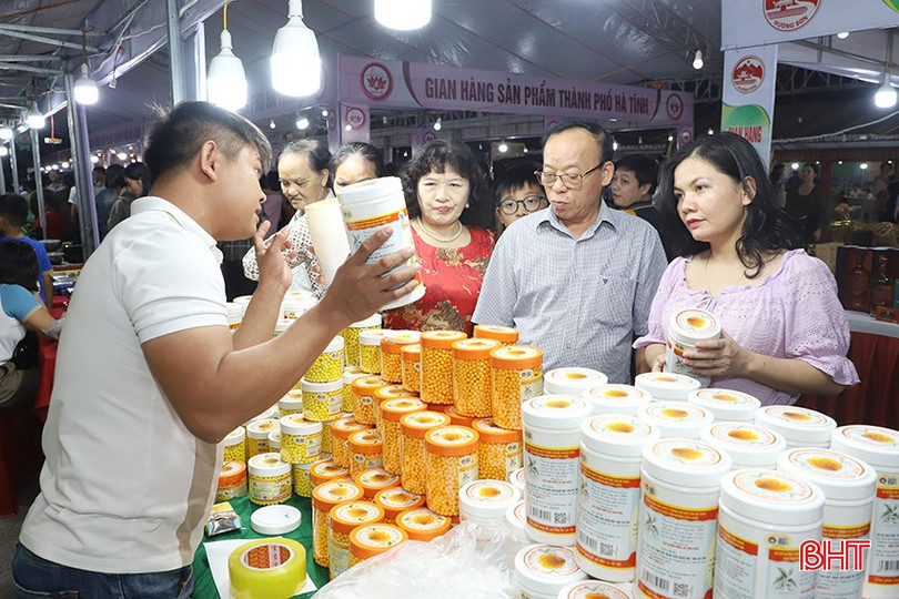 Thời tiết thuận lợi, lễ hội cam năm nay được người dân và du khách đến tham quan, mua sắm đông đúc. bqbht_br_28.jpg