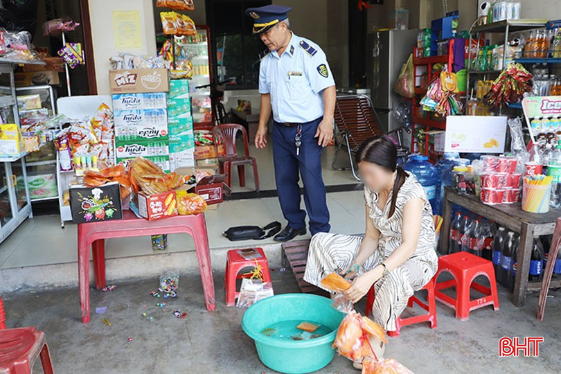 Một chủ cửa hàng tiêu hủy bánh kẹo, thực phẩm không có nhãn mác và nhãn mác nước ngoài không có tem tiếng Việt. 6-5252.jpg
