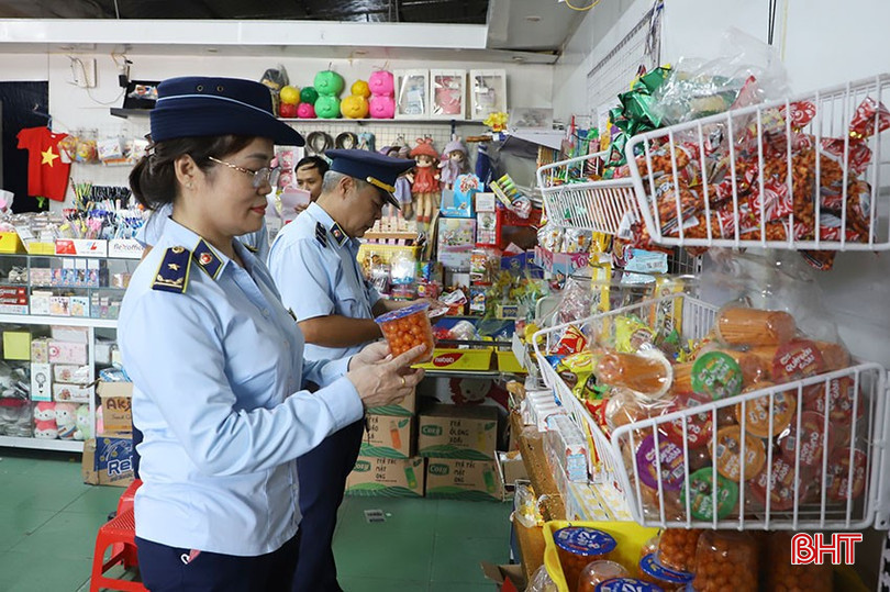 Lực lượng QLTT kiểm tra, tuyên truyền cho các hộ kinh doanh về đảm bảo an toàn vệ sinh thực phẩm. 3-4066.jpg
