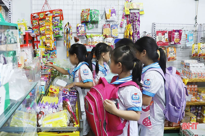 Các loại bánh kẹo có màu sắc sặc sỡ, mức giá khá rẻ được bày bán "bắt mắt" với các em học sinh. 11-3102.jpg
