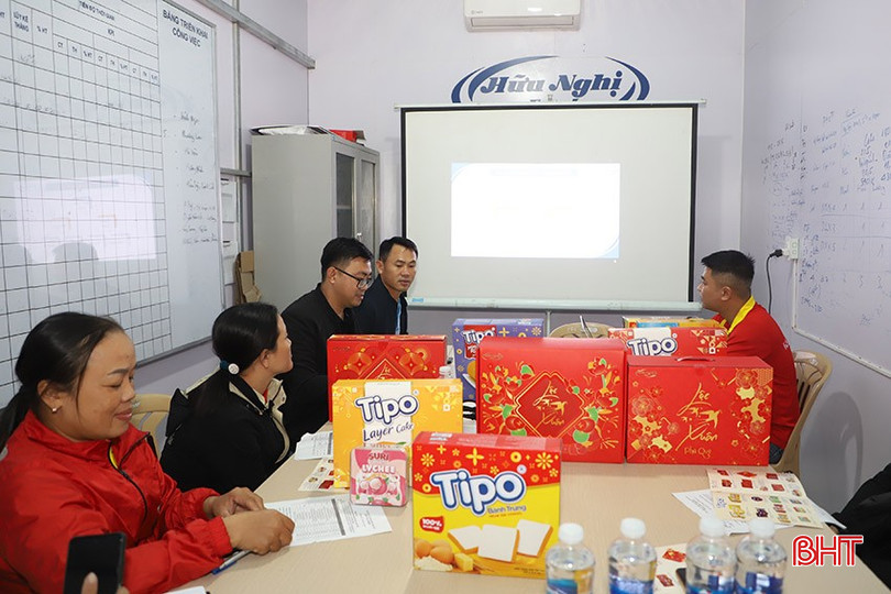 Đại diện hãng sản xuất Hữu Nghị làm việc với nhà phân phối, đại lý về các mẫu mã hàng tết năm 2025. bqbht_br_2.jpg