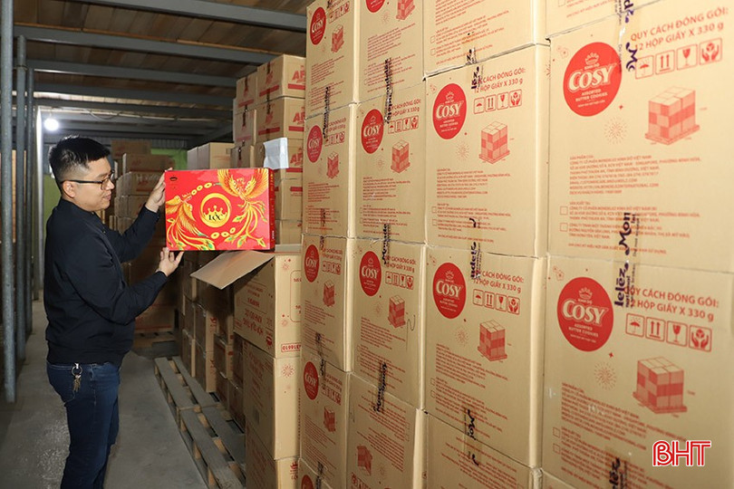 Thời điểm này, Công ty TNHH Thương mại Hồng Lương đã nhập về khoảng 25 - 30% hàng hóa tết. bqbht_br_3.jpg