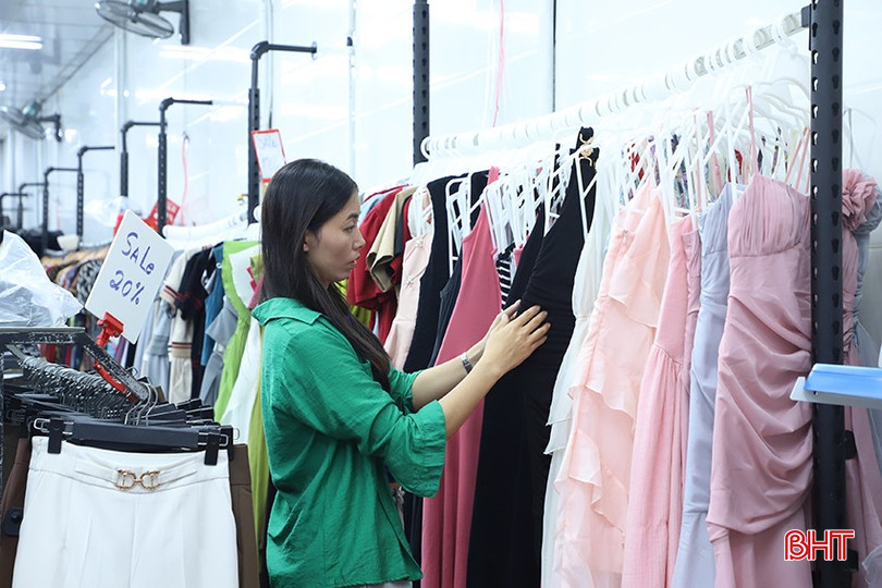 Các mẫu hàng thời trang hè giảm giá sâu thời điểm này như áo thun, váy, quần short, áo sơ mi... 5-4537.jpg