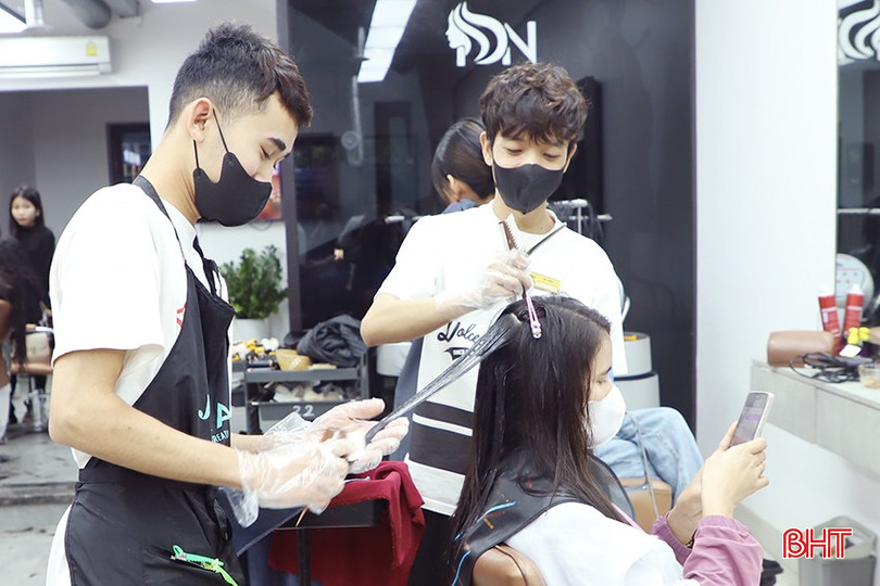 Các chủ cơ sở làm đẹp khuyến cáo nếu khách hàng có nhu cầu “tân trang nhan sắc” thì nên sắp xếp thời gian làm đẹp sớm, tránh tập trung những ngày sát tết để không phải mất thời gian chờ đợi lâu mới đến lượt.