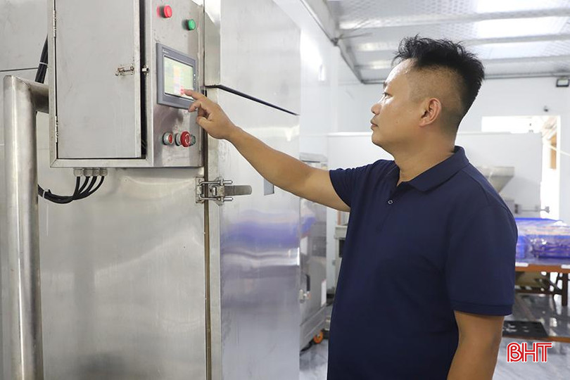 Nhờ đầu tư hệ thống máy móc, cơ sở Tiến Giáp đã đưa ra thị trường đa dạng sản phẩm giò, chả. 09.jpg