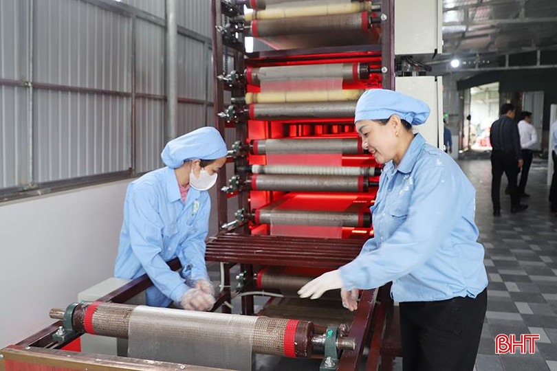 Đầu năm 2024 đến nay, cơ sở bánh ram Anh Thu đã xuất bán gần 8 tấn bánh ram. 76.jpg