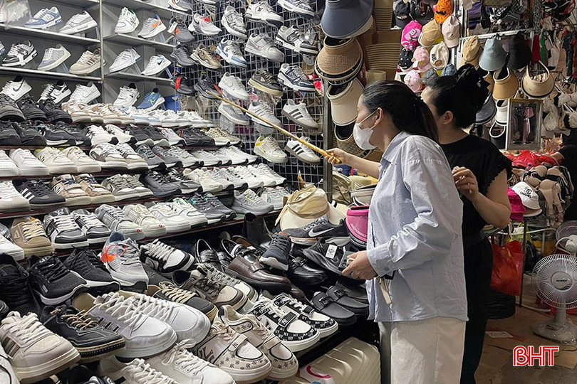 Người tiêu dùng cần thay đổi thói quen mua sắm, nói không với hàng hiệu giá rẻ để góp phần dẹp bỏ vấn nạn hàng giả mạo nhãn hiệu. bqbht_br_2.jpg