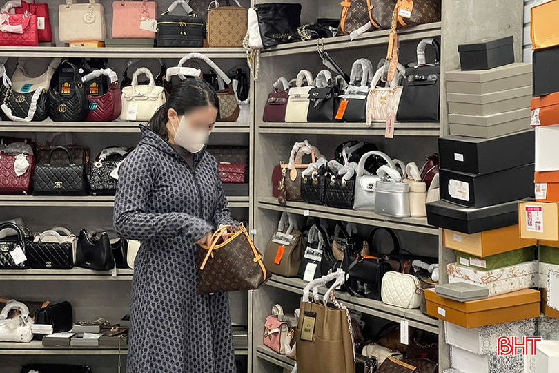 Túi xách giả mạo các thương hiệu nổi tiếng được bày bán công khai trên thị trường. bqbht_br_3.jpg