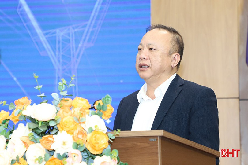 Ông Vũ Anh Phương – Phó Tổng Giám đốc Tổng Công ty Điện lực miền Bắc: Mong muốn lãnh đạo tỉnh, Sở Công thương đồng hành cùng Công ty Điện lực Hà Tĩnh trong công tác bảo vệ hành lang lưới điện; chỉ đạo sở, ban, ngành phối hợp với công ty trong dự báo phụ tải điện. Công ty Điện lực Hà Tĩnh cần tiếp tục rà soát các khiếm khuyết trên lưới, các công trình đầu tư để đảm bảo cung cấp điện... bqbht_br_2.jpg