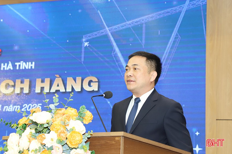 Ông Phạm Công Thành - Giám đốc Công ty Điện lực Hà Tĩnh nhấn mạnh một số kết quả hoạt động năm 2024. bqbht_br_5.jpg