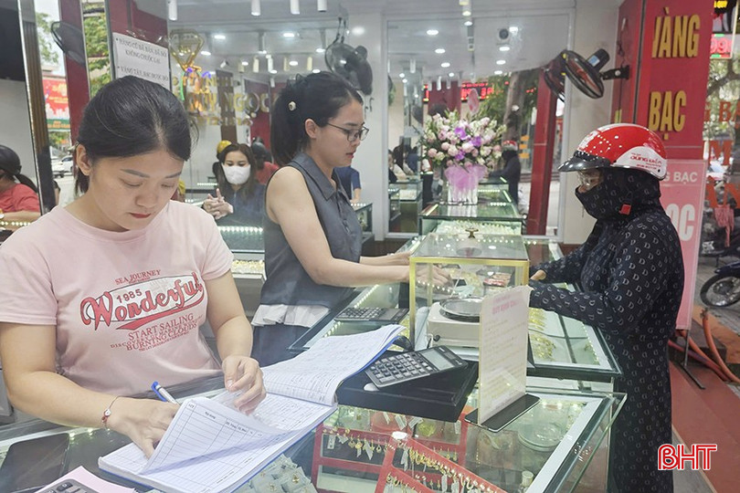 Giá vàng biến động tăng cao liên tục khiến vàng cưới trở thành áp lực với nhiều gia đình và người trẻ. bqbht_br_4.jpg