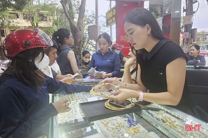 Vàng được xem là biểu tượng của phú quý và lời chúc phúc trong phong tục cưới hỏi của người Việt. bqbht_br_6.jpg