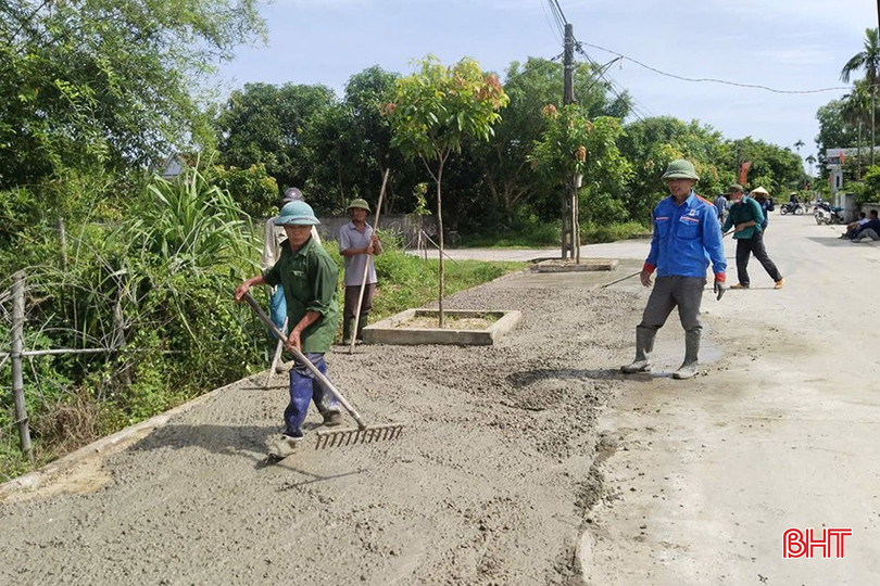Công trình mở rộng mặt đường bê tông tuyến đường dài 400 m tại thôn Tây Long (xã Thiên Cầm). bqbht_br_13.jpg