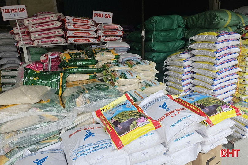 Gạo có nhiều phân khúc giá, dao động từ 15 - 40.000 đồng/kg. bqbht_br_4.jpg