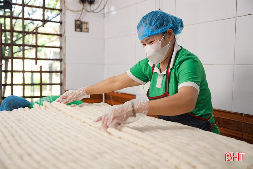 Giá gạo tăng và "neo" ở mức cao khiến các cơ sở chế biến sản phẩm từ gạo gặp khó khi giá thành sản xuất bị đội lên. bqbht_br_9.jpg