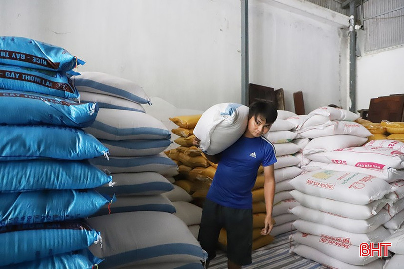 Gạo bán lẻ trên thị trường Hà Tĩnh chủ yếu là gạo sản xuất trong tỉnh và nhập từ các tỉnh Đồng bằng sông Cửu Long. bqbht_br_8.jpg