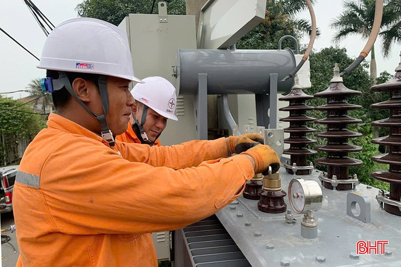 Công nhân ngành điện Hà Tĩnh thực hiện nâng công suất máy biến áp, thay tủ phân phối 0,4kV phù hợp với tải đảm bảo cấp điện ổn định. bqbht_br_1.jpg