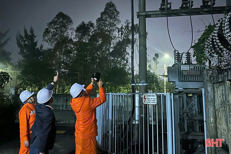Lãnh đạo, công nhân Xí nghiệp lưới điện cao thế Hà Tĩnh kiểm tra nhiệt độ trong các giờ cao điểm. bqbht_br_2.jpg