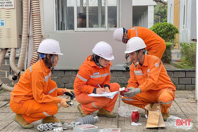 Điện lực TP Hà Tĩnh khắc phục khiếm khuyết đường dây và Trạm Biến áp Trần Phú 7 đảm bảo cấp điện mùa nắng nóng. bqbht_br_9.jpg