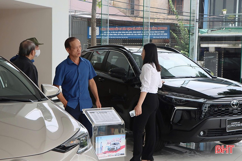 Khách hàng tìm hiểu xe ô tô tại đại lý Toyota Phú Tài Đức Hà Tĩnh. bqbht_br_4.jpg