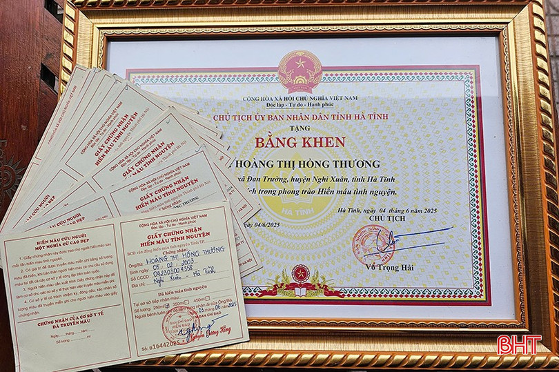 Hồng Thương vinh dự được nhận bằng khen của Chủ tịch UBND tỉnh Hà Tĩnh vì đã có thành tích trong phong trào hiến máu tình nguyện. bqbht_br_1.jpg