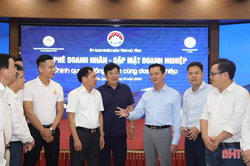 Phó Chủ tịch UBND tỉnh Trần Báu Hà trao đổi cùng các doanh nhân tại chương trình. 8-4268-5306.jpg