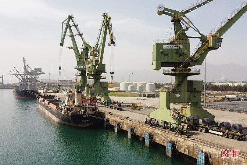 Hoạt động xuất nhập khẩu của Công ty TNHH Gang thép Hưng Nghiệp Formosa Hà Tĩnh tại cảng Sơn Dương. 0909.jpg
