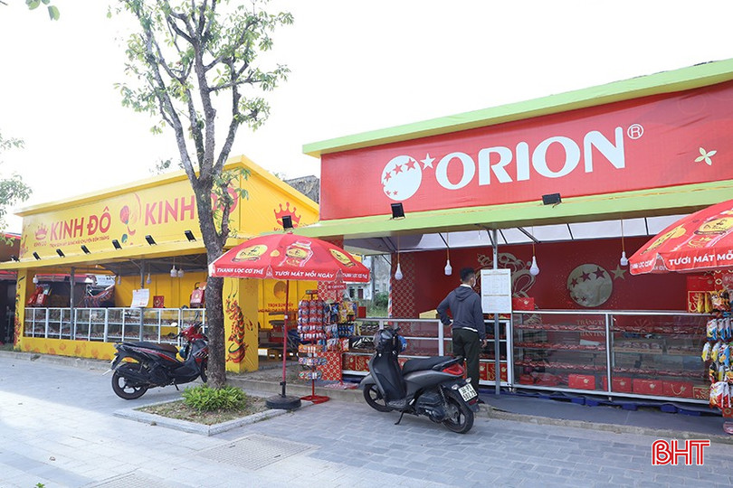 Thị trường bánh trung thu đã khởi động với sự xuất hiện của nhiều gian hàng trên các tuyến phố. bqbht_br_6.jpg