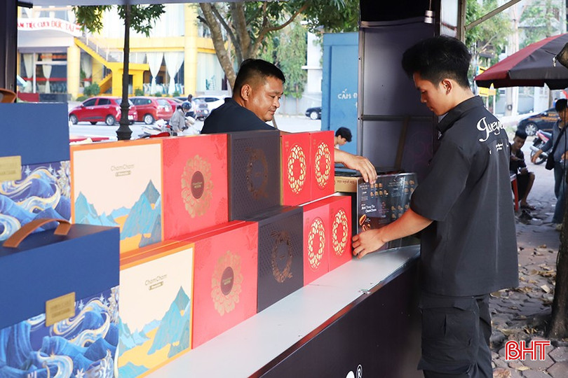 Các đơn vị kinh doanh dự báo thị trường bánh trung thu sẽ sôi động hơn khi bước vào tháng 8 âm lịch. Các đơn vị kinh doanh dự báo thị trường bánh trung thu sẽ sôi động hơn khi bước vào tháng 8 âm lịch.