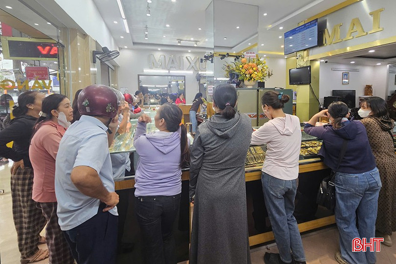 Giá vàng thế giới và trong nước liên tục tăng mạnh khiến thị trường vàng tại Hà Tĩnh trở nên sôi động. bqbht_br_q8.jpg