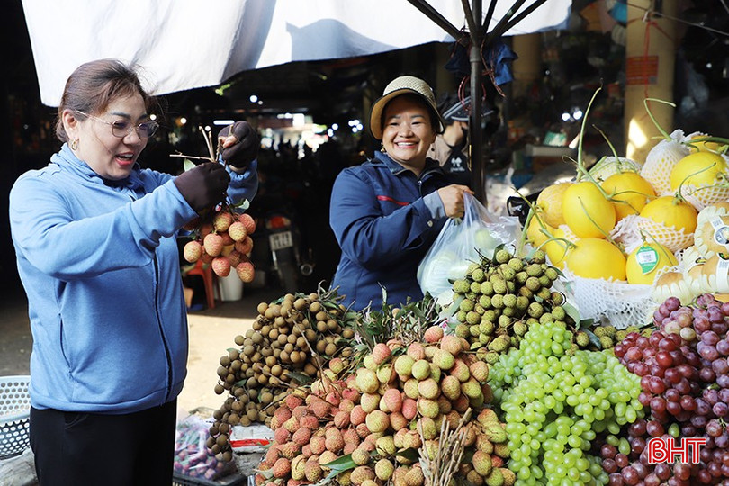 Tết Đoan Ngọ theo quan niệm dân gian còn được gọi là tết “giết sâu bọ”, diễn ra vào ngày 5/5 âm lịch hằng năm. Vào dịp này, các gia đình thường chuẩn bị cỗ cúng để dâng lên gia tiên với quan niệm cầu mong cuộc sống ấm no, do vậy thị trường các lễ vật cúng cũng trở nên nhộn nhịp hơn.