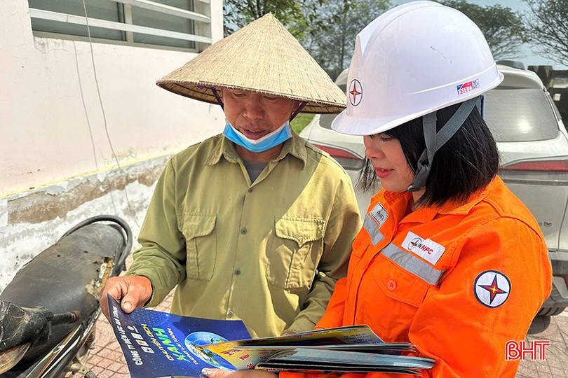 Ngành điện Hà Tĩnh phát tờ rơi để tạo sức lan tỏa rộng rãi cho sự kiện Giờ Trái đất. bqbht_br_2.jpg