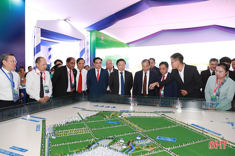 Phó Thủ tướng Chính phủ Trần Hồng Hà cùng lãnh đạo tỉnh tham quan mô hình KCN VSIP Hà Tĩnh tại lễ khởi công dự án. bqbht_br_1.jpg