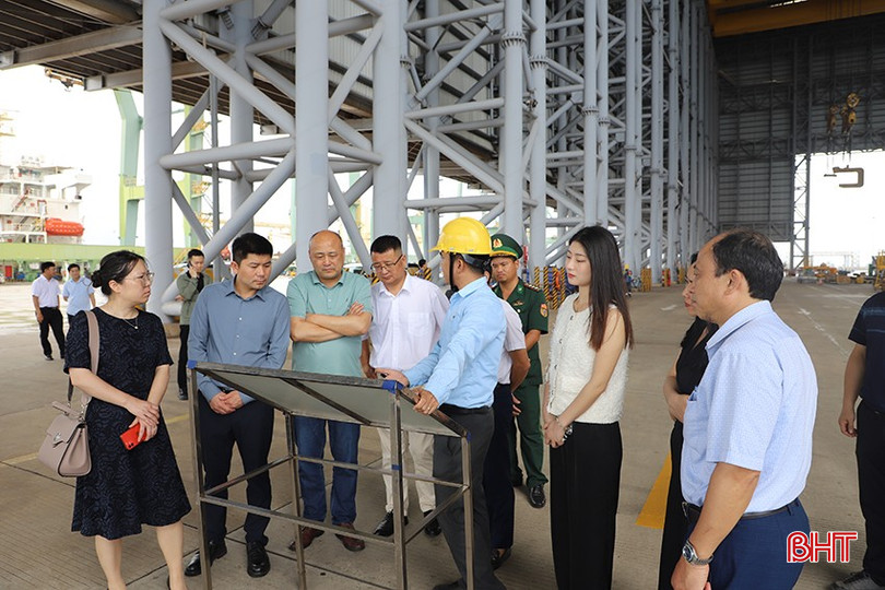 Đoàn công tác Hiệp hội Doanh nghiệp tỉnh Hồ Nam (Trung Quốc) tham quan, tìm hiểu về Cảng nước sâu Sơn Dương (tháng 5/2024). bqbht_br_3.jpg