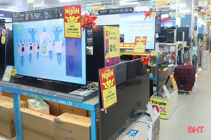 Các cửa hàng điện máy cũng lần lượt áp dụng chương trình khuyến mãi hấp dẫn để "hút" khách hàng. 2.jpg