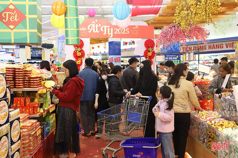 Nhu cầu mua sắm tăng cao dịp Tết nên hoạt động thương mại trong tháng 1 diễn ra sôi động. bqbht_br_15.jpg