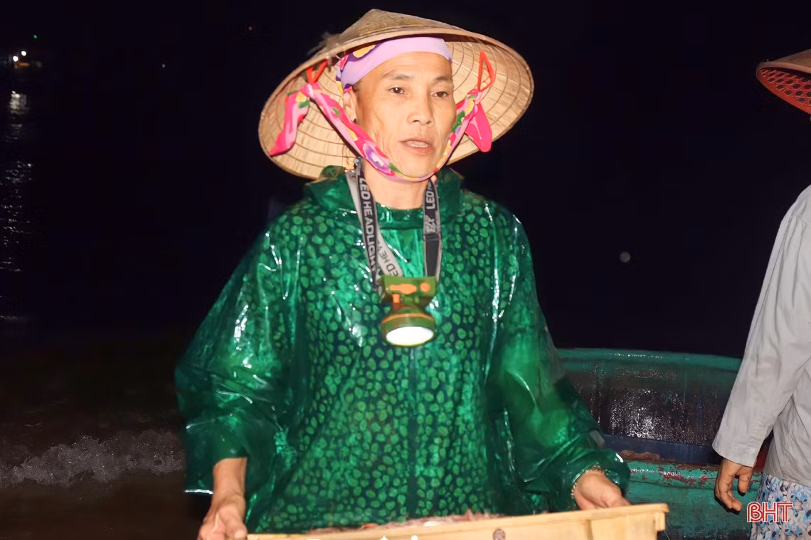 Chợ cá Cồn Gò nhộn nhịp sáng cuối tuần