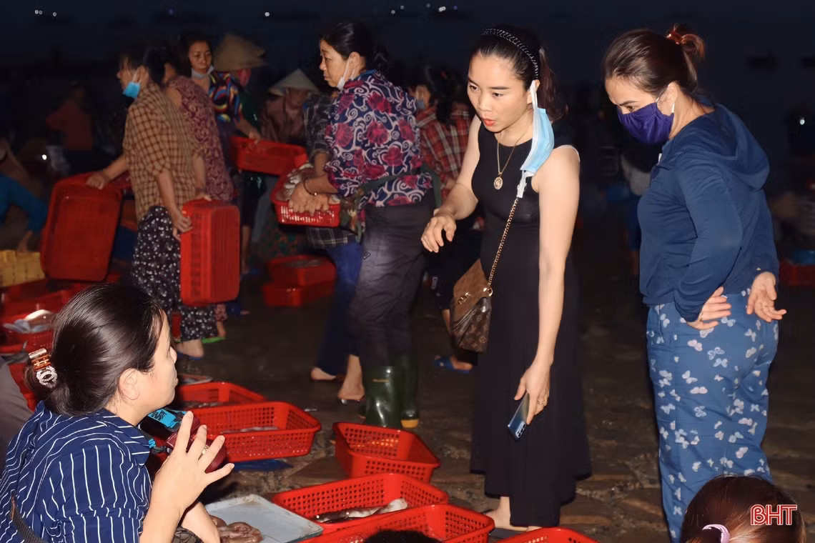 Chợ cá Cồn Gò nhộn nhịp sáng cuối tuần