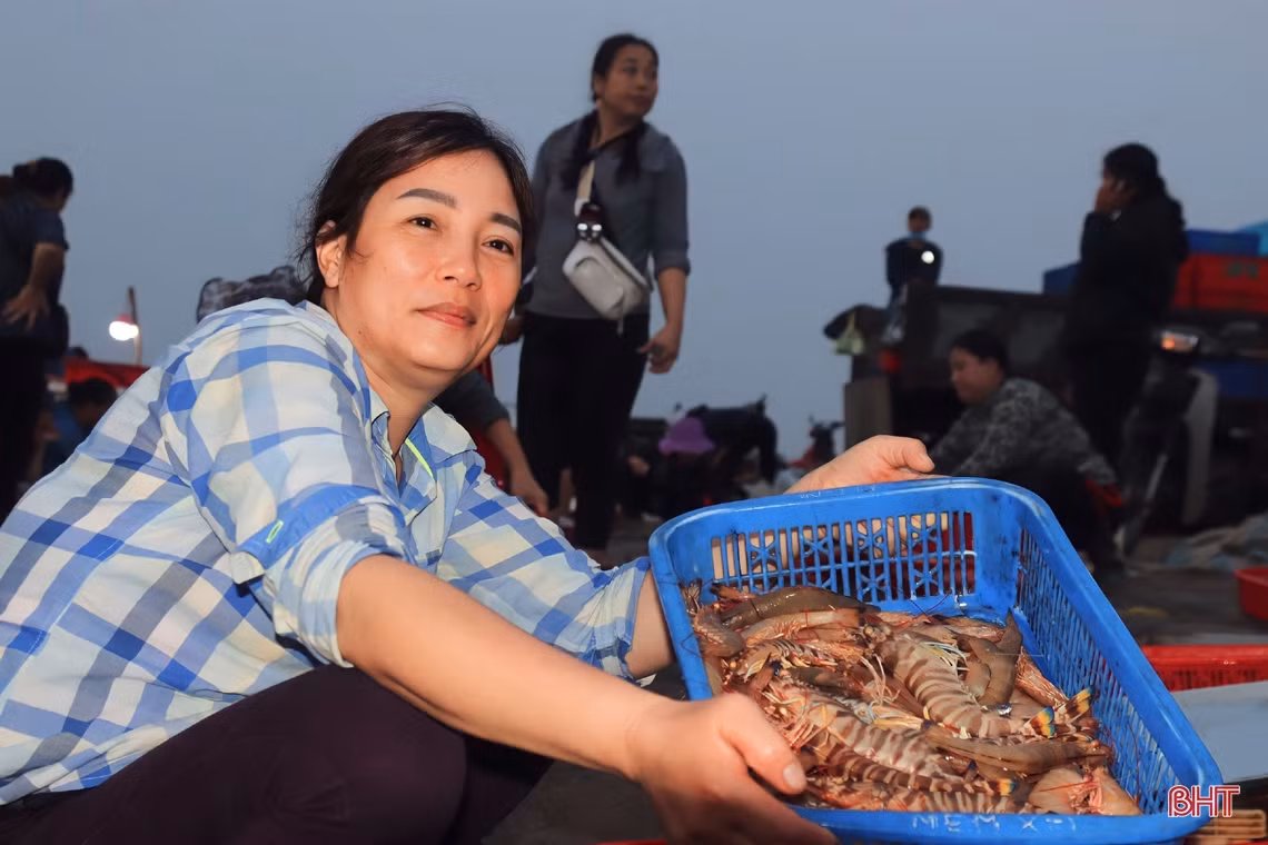 Chợ cá Cồn Gò nhộn nhịp sáng cuối tuần