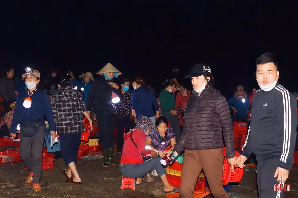 Chợ cá Cồn Gò nhộn nhịp sáng cuối tuần