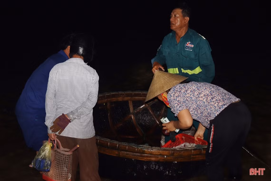 Chợ cá Cồn Gò nhộn nhịp sáng cuối tuần