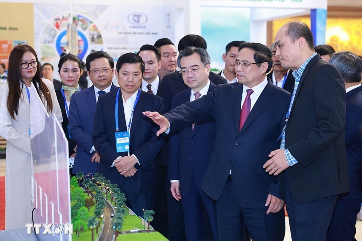 Prime Minister Pham Minh Chinh visits a booth showcasing green transformation products at the Vietnam Economic Forum 2025, Outlook 2026. Photo: Duong Giang/VNA. 1612-thu-tuong-dien-dan-kinh-te-viet-nam-2-3949.jpg